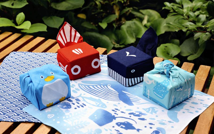 The small tenugui fold up into fun shapes that can be used to wrap tiny gifts such as sweets. 