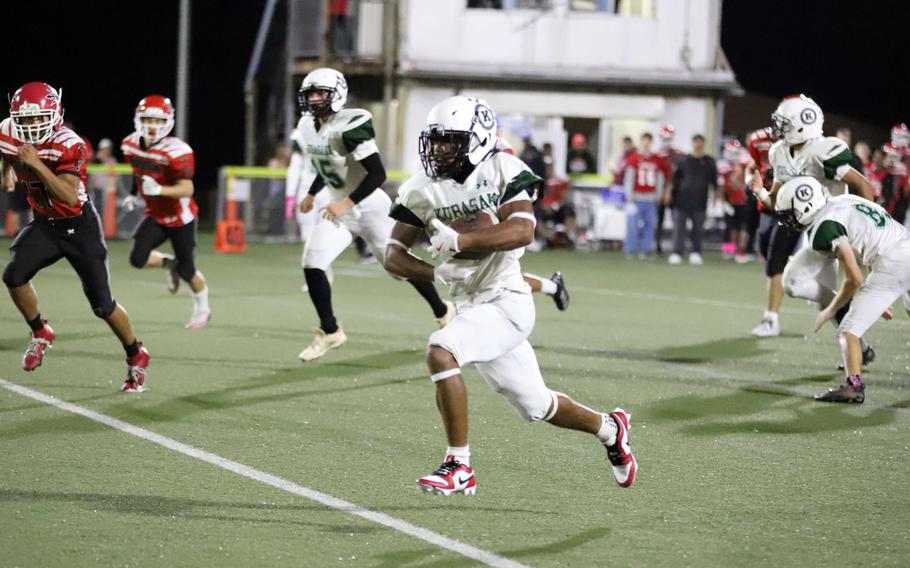 Haustyn Lundsford runs with the ball