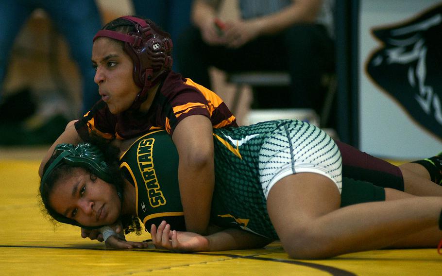 Jessica Gomes tries to roll her opponent.