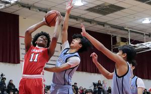 Kinnick's Isaiah Kimbrough shoots against St. Mary's Ren Nishioka and Noah Brooks.