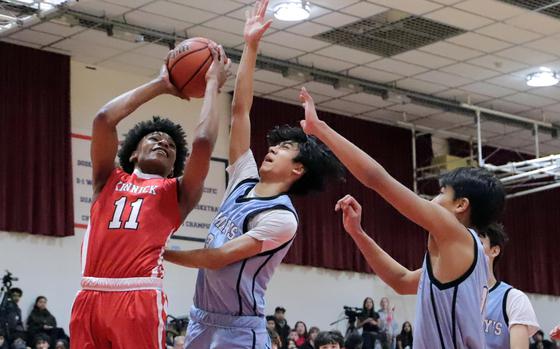 Kinnick's Isaiah Kimbrough shoots against St. Mary's Ren Nishioka and Noah Brooks.