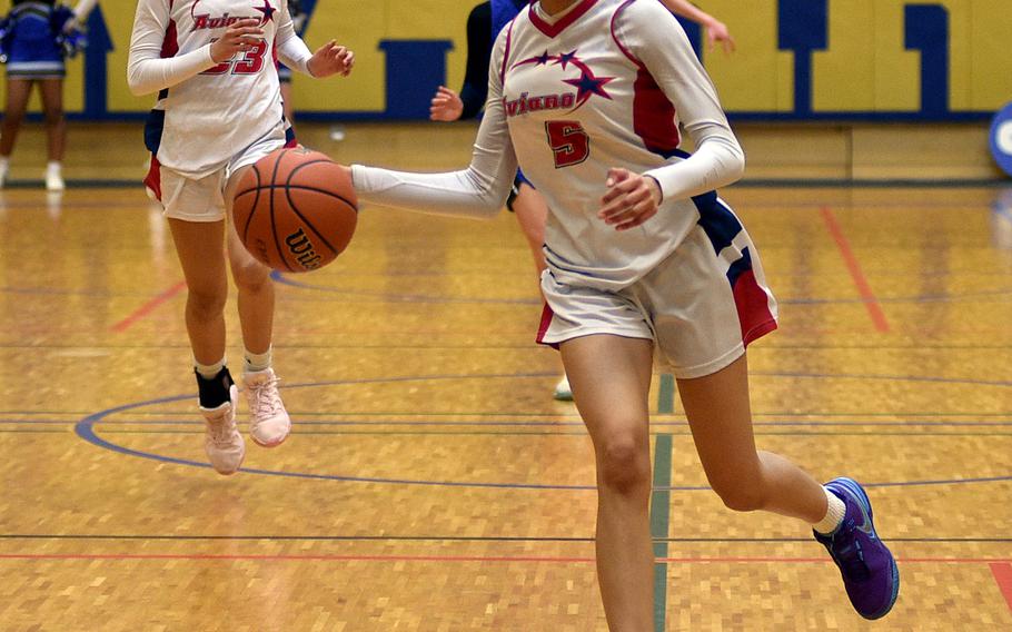 Jazmyn Warren dribbles.