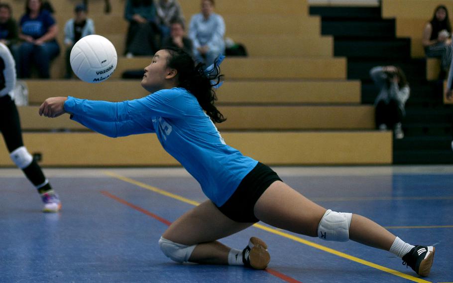 Esther Lee dives for a ball.