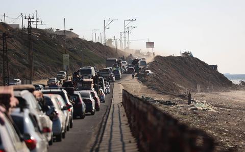 Hundreds Of Thousands Flee South In Gaza After Israel Orders Evacuation ...