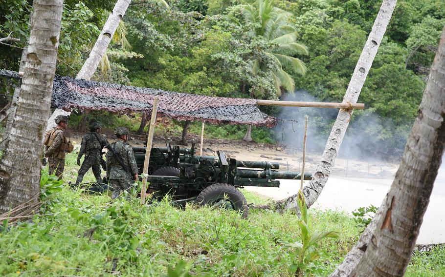 Ang mga marino ay bumaril ng live-fire round sa dagat.