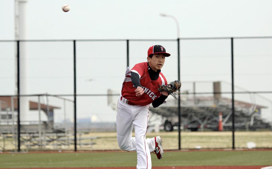 Kayden Tam pitches.