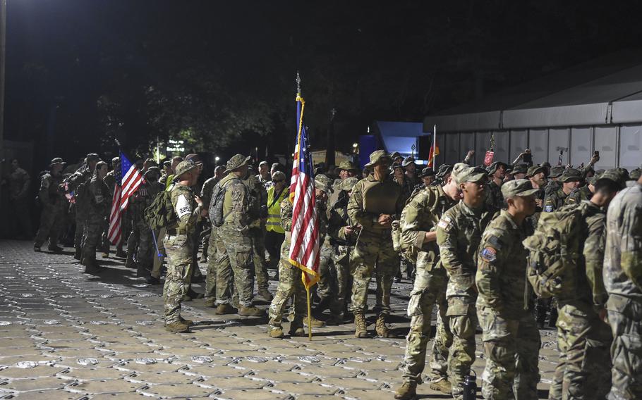 Bemanningen van het Amerikaanse leger staan ​​rond 03.00 uur in de rij voor de laatste dag van een vierdaagse mars in Kamp Humanzoort, ten zuiden van Nijmegen, Nederland, 19 juli 2024.  Dit omvat 540 Amerikaanse militairen van de 6.426 internationale militaire leden uit 34 landen.  Als dat gebeurt.