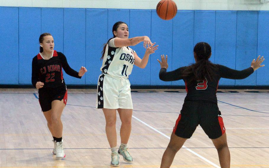 Hanna Rutland passes the ball.