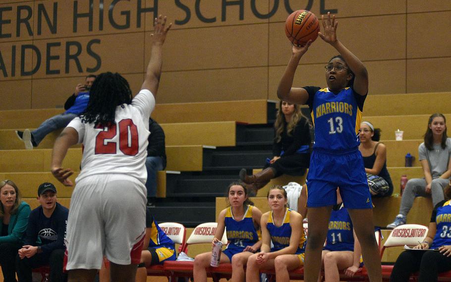 Kariyah Housey goes up for a shot.