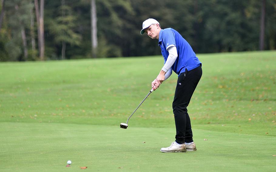 Grayden Taylor putts.