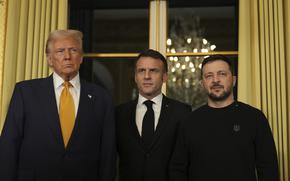 French President Emmanuel Macron, center, poses with President-elect Donald Trump, left, and Ukraine's President Volodymyr Zelenskyy at the Elysee Palace, Saturday, Dec. 7, 2024 in Paris. (AP Photo/Aurelien Morissard)