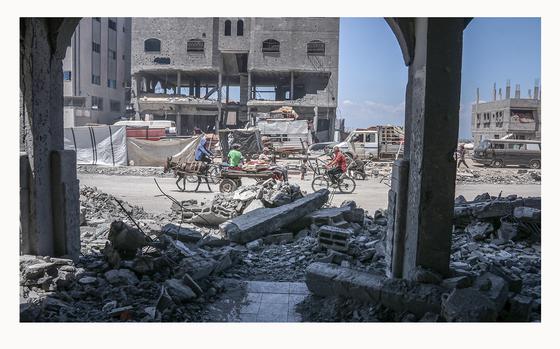 Displaced Palestinians flee following evacuation orders from the Israeli army to leave the Hamad district of Khan Younis, southern Gaza, on Aug. 11. MUST CREDIT: Ahmad Salem/Bloomberg