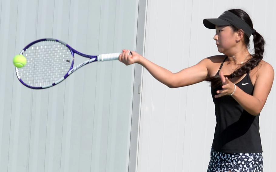 Chloe Lee plays tennis.