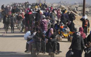 Displaced Palestinians walk on a road in central Gaza to return to their homes in the northern Gaza Strip, Wednesday, Jan. 29, 2025. (AP Photo/Abdel Kareem Hana)