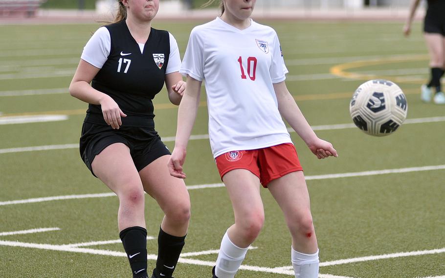 Leila Olmos controls the ball.