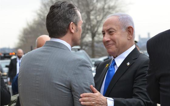 Pete Hegseth shakes hands with Benjamin Netanyahu.