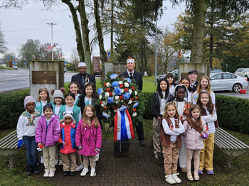 Baumholder Girl Scouts with veterans in front of memorial