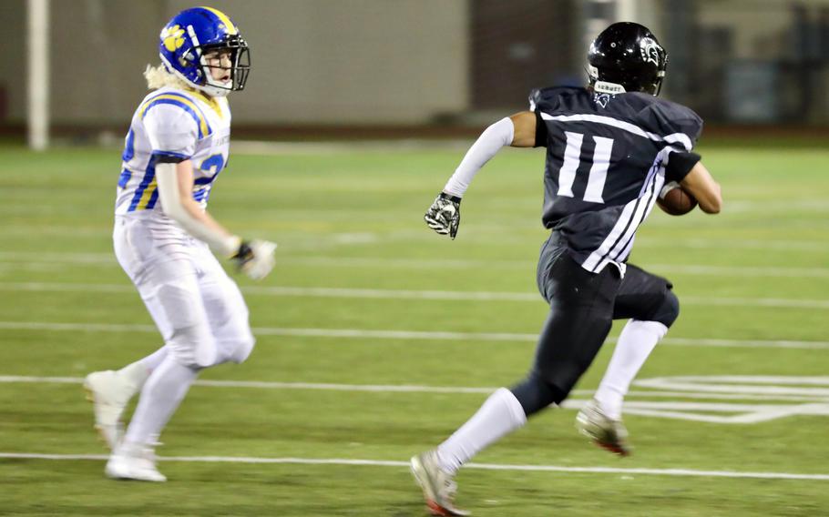 Chris Jones runs for a touchdown.