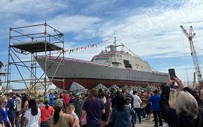 未来的克利夫兰号是第四艘以俄亥俄州命名的海军舰艇，于2023年4月15日在威斯康星州马里内特的Fincantieri Marinette Marine进行了命名和侧下水。