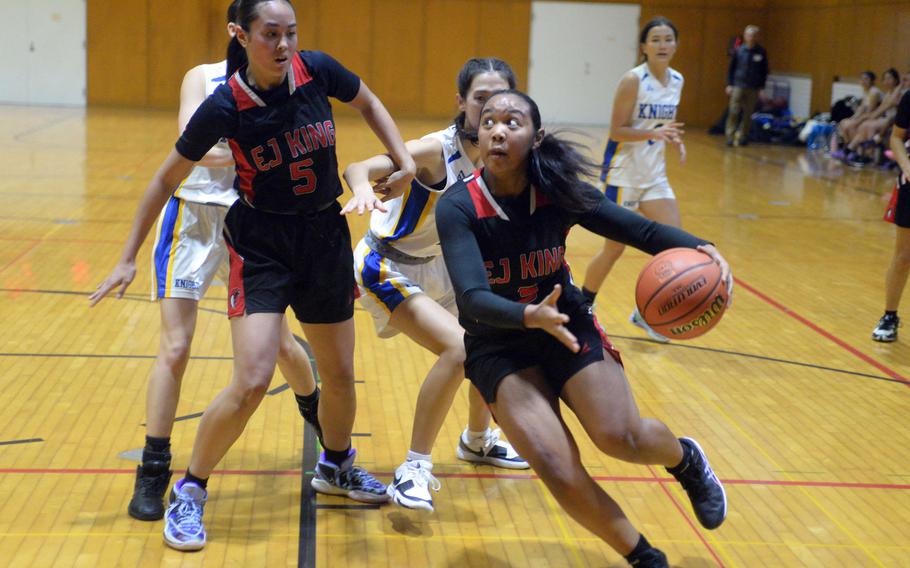 Moa Best goes around a screen to the hoop.