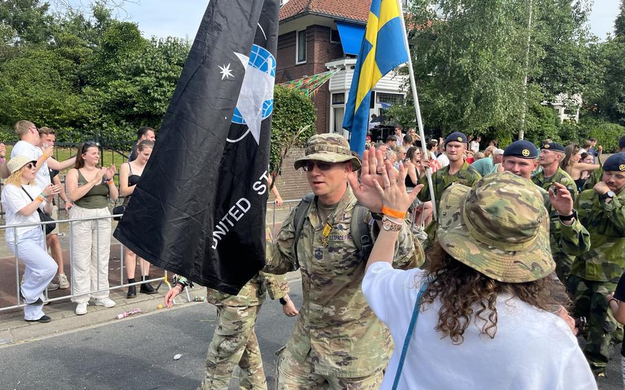 Senior Master Sgt.  Robert Baer draagt ​​de vlag van de Space Force terwijl hij door Gladiola marcheert op de laatste dag van vier dagen van parades op 19 juli 2024 in Nijmegen, Nederland.  Baer was lid van het eerste Space Force-team dat zich aanmeldde voor een internationale militaire parade.  .