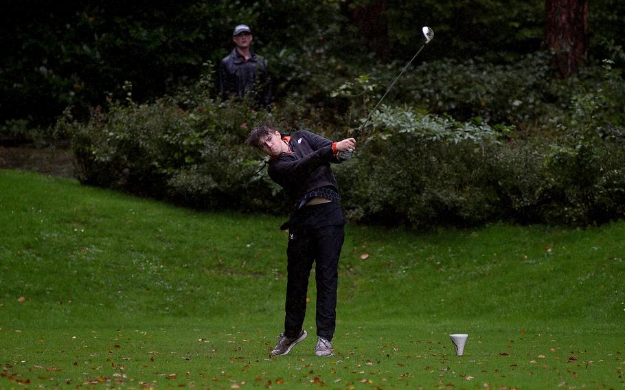 Mason Dearing tees off.