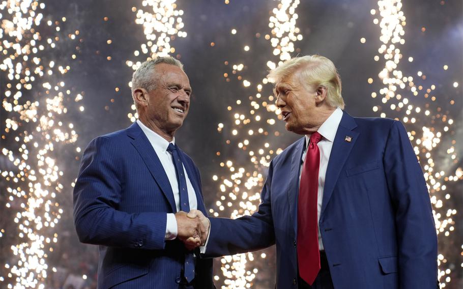 Donald Trump shakes hands with Robert F. Kennedy Jr.