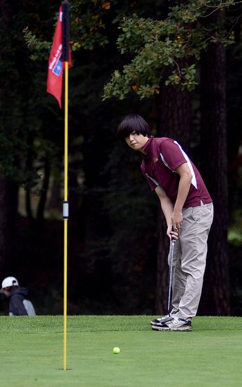 Jacob Hwang putts on the first green.