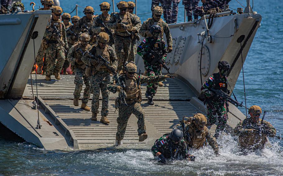 Anggota Kompi Alpha, Batalyon 1, Resimen Marinir 1, Divisi Marinir 1 menyerbu pantai bersama pasukan Indonesia di dekat Banongan, Indonesia, selama latihan tahunan Super Garuda Shield, 5 September 2024. 