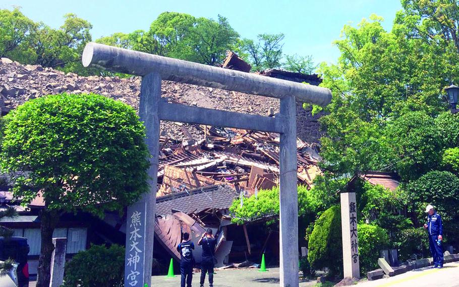 People check out earthquake damage at Kumamoto Castle in Kyushu prefecture, Japan, April 20, 2016. 