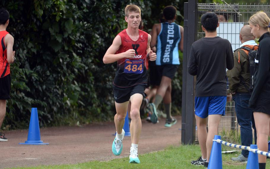 Talan Farrington runs toward the finish line.