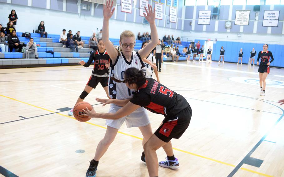 Chloe Harman tries to pass around a defender.