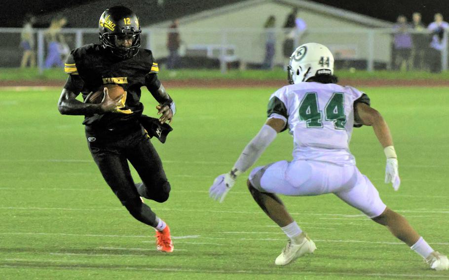 DeShaun Nixon runs with the ball.