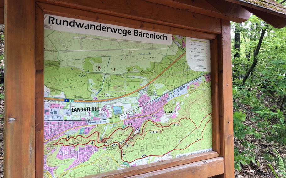 A map shows the circular hiking and biking trails that pass through the park at Bärenloch in Kindsbach. Germany.