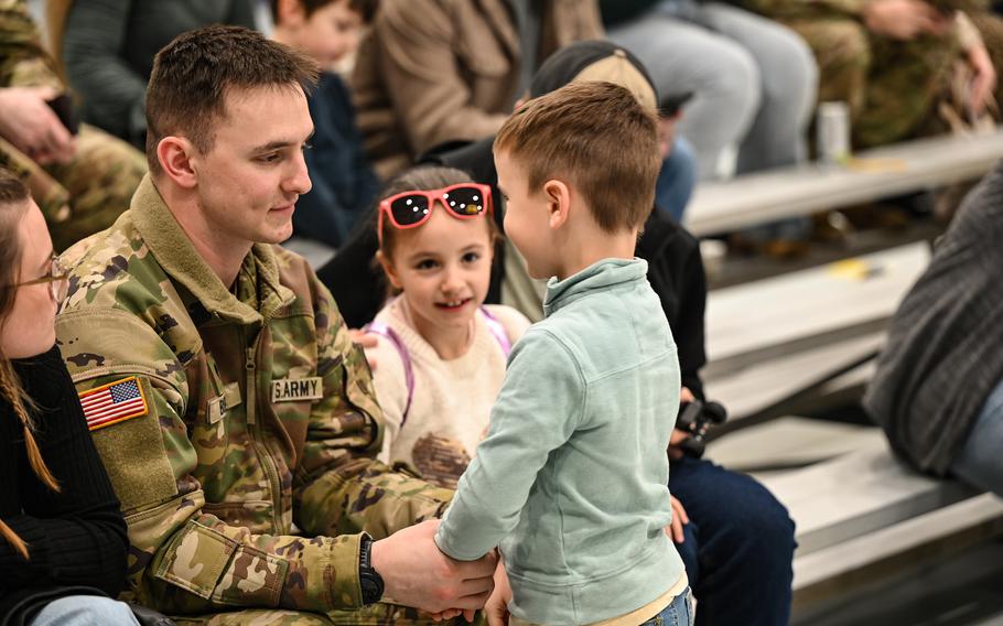 Soldier bids farewell to children