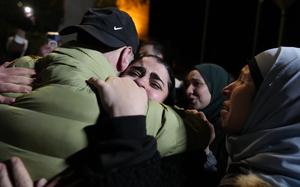 Palestinian prisoners are greeted.