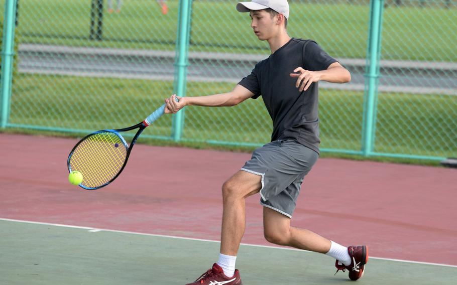 Kotaro Roesch plays tennis.