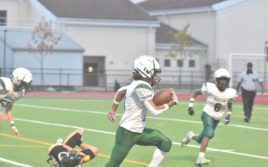 Gabriel Duran del Napoli dribbla un difensore del Vicenza mentre si dirige verso un touchdown di 13 yard che ha portato i Wildcats sul 14-0 durante la vittoria per 40-0 sui Cougars venerdì 22 settembre 2023.