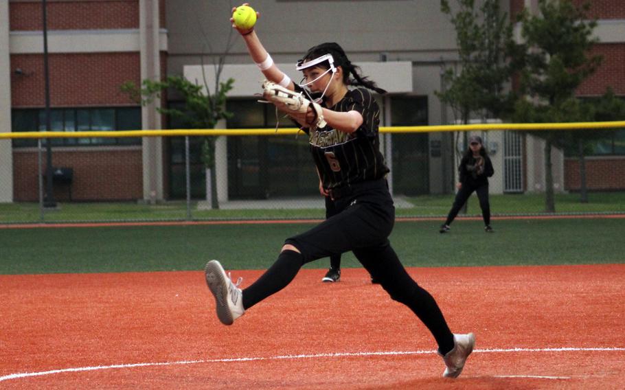 Lexi Montalvo pitches.