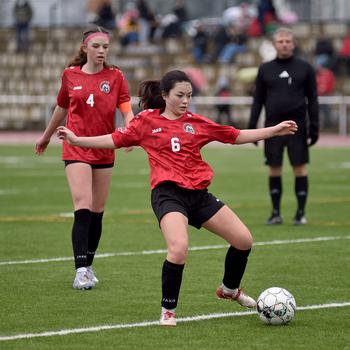 MaiLinh Guckeyson tries to control the ball.