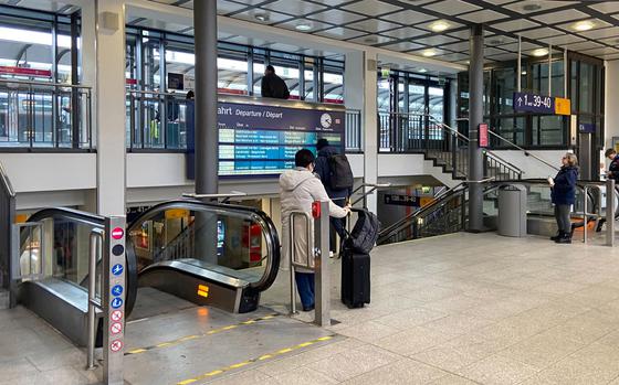 Inside the Kaiserslautern, Germany, main train station where stairs and escalators lead to the platforms. The Kaiserslautern prosecutor’s office has charged a woman with bodily harm resulting in death following the stabbing at the station in June. The altercation that led to the stabbing began at the bottom of an escalator.