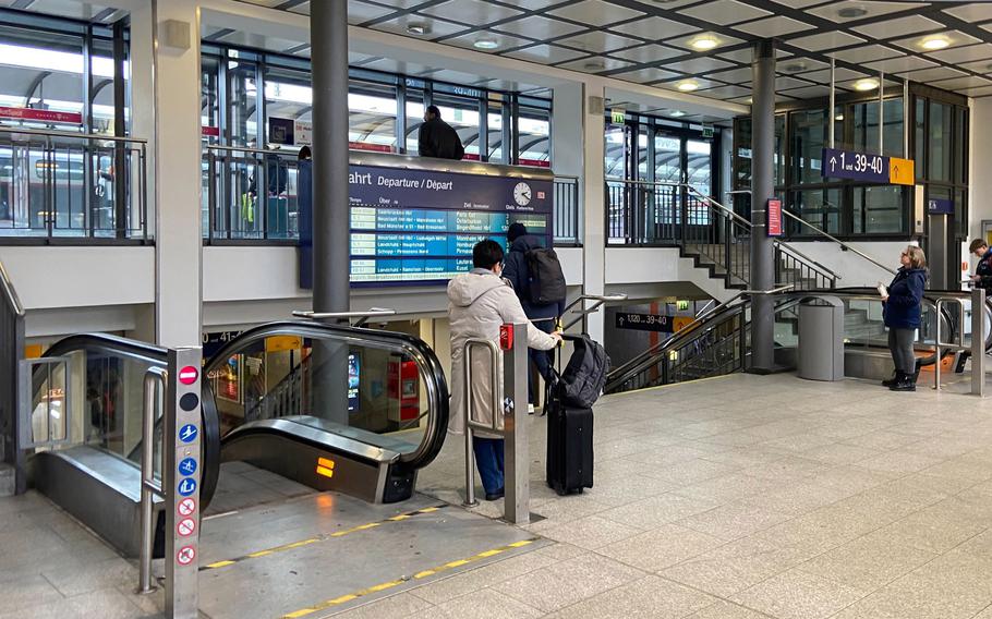 Stairs and escalators lead to the platforms at the Kaiserslautern train station. The Kaiserslautern prosecutor’s office has charged a woman in a death following a June stabbing at the station. The altercation that led to the stabbing began at the bottom of an escalator.