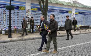 British Prime Minister Keir Starmer and Ukrainian President Volodymyr Zelenskyy arrive to lay wreaths at The Wall of Remembrance of the Fallen for Ukraine, in Kyiv, Ukraine Thursday, Jan. 16, 2025. (Carl Court/Pool Photo via AP)