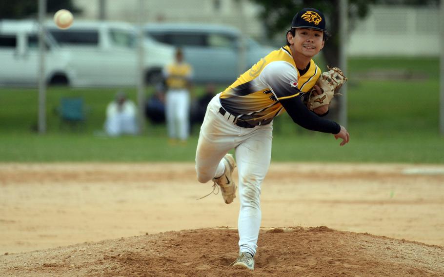 Hajime Reed pitches.