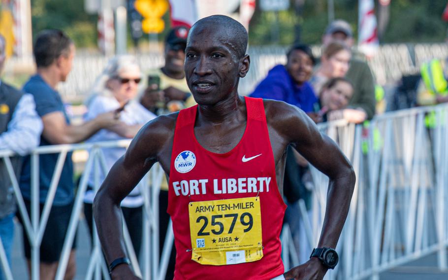 Sam Chelanga wins the Men’s 40th Army Ten-Miler