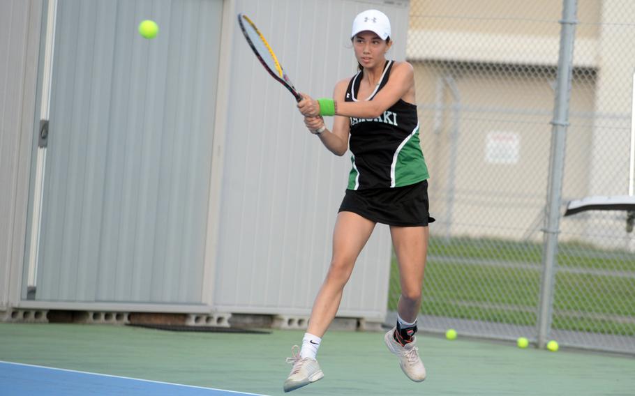 Lan Legros plays tennis.