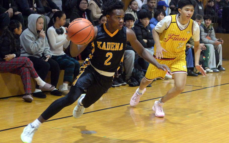 DeShaun Nixon heads toward the basket.