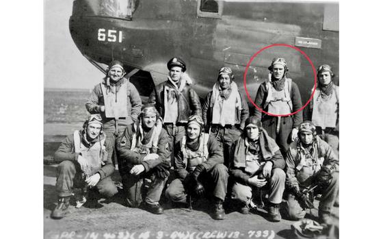 A bomber crew poses for a photo.