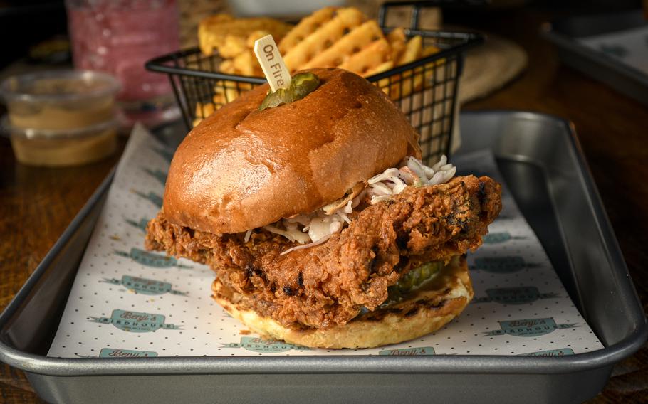 Das Extra Hot Nashville Chicken Sandwich im Benji's Birdhouse in Ramstein-Miesenbach sorgte für ein Gourmet-Erlebnis.  Die panierte Hähnchenbrust war außen knusprig und innen saftig.