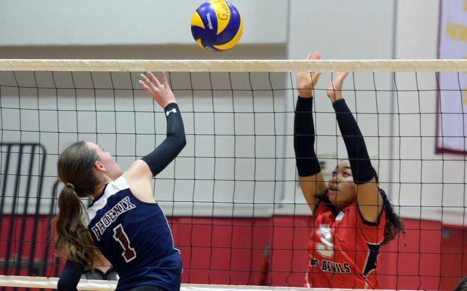 Seisen's Hanna Argueta and Nile C. Kinnick's Jasmine Williams battle at the net during the Phoenix's three-set Kanto Plain victory Saturday.